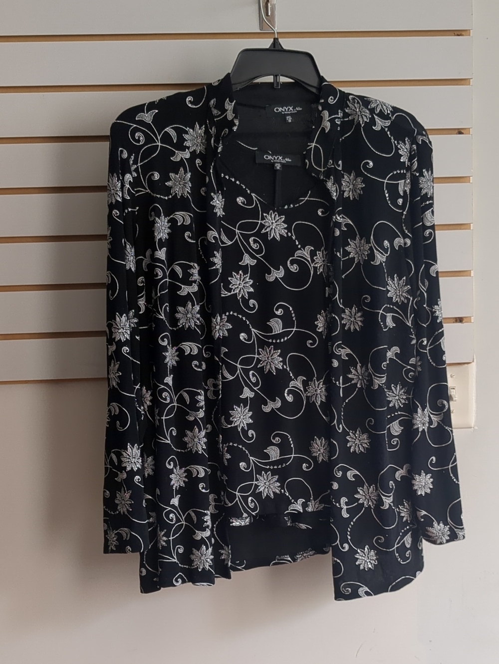 Onyx Black Blouse & Shell w/ White & Silver metallic Floral Swirl Print Size 1xl